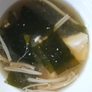 エノキと豆腐とワカメの味噌汁